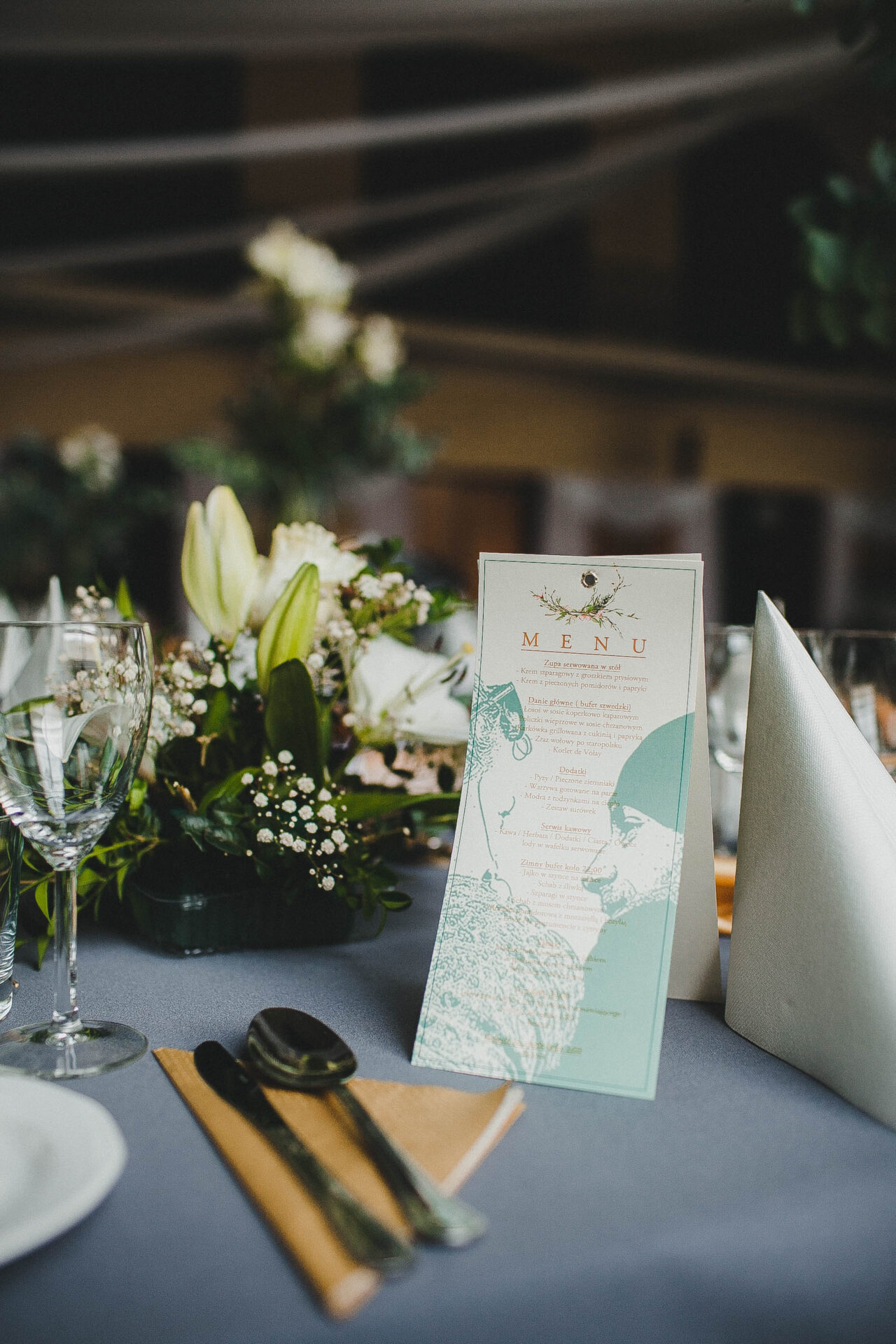 menú de bodas en la mesa de bodas rodeada de flores