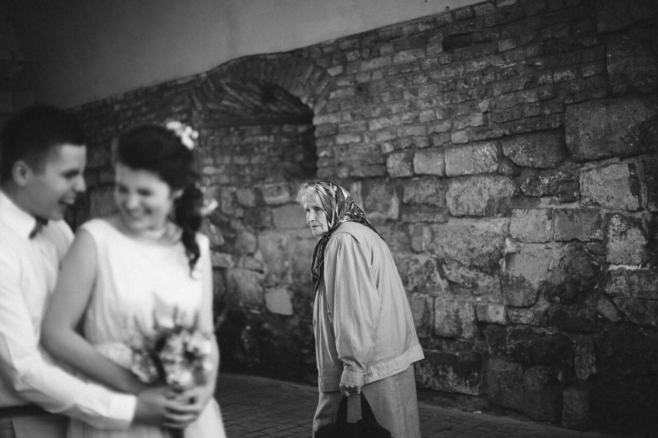 en la foto es un emocionante momento interesante con una señora