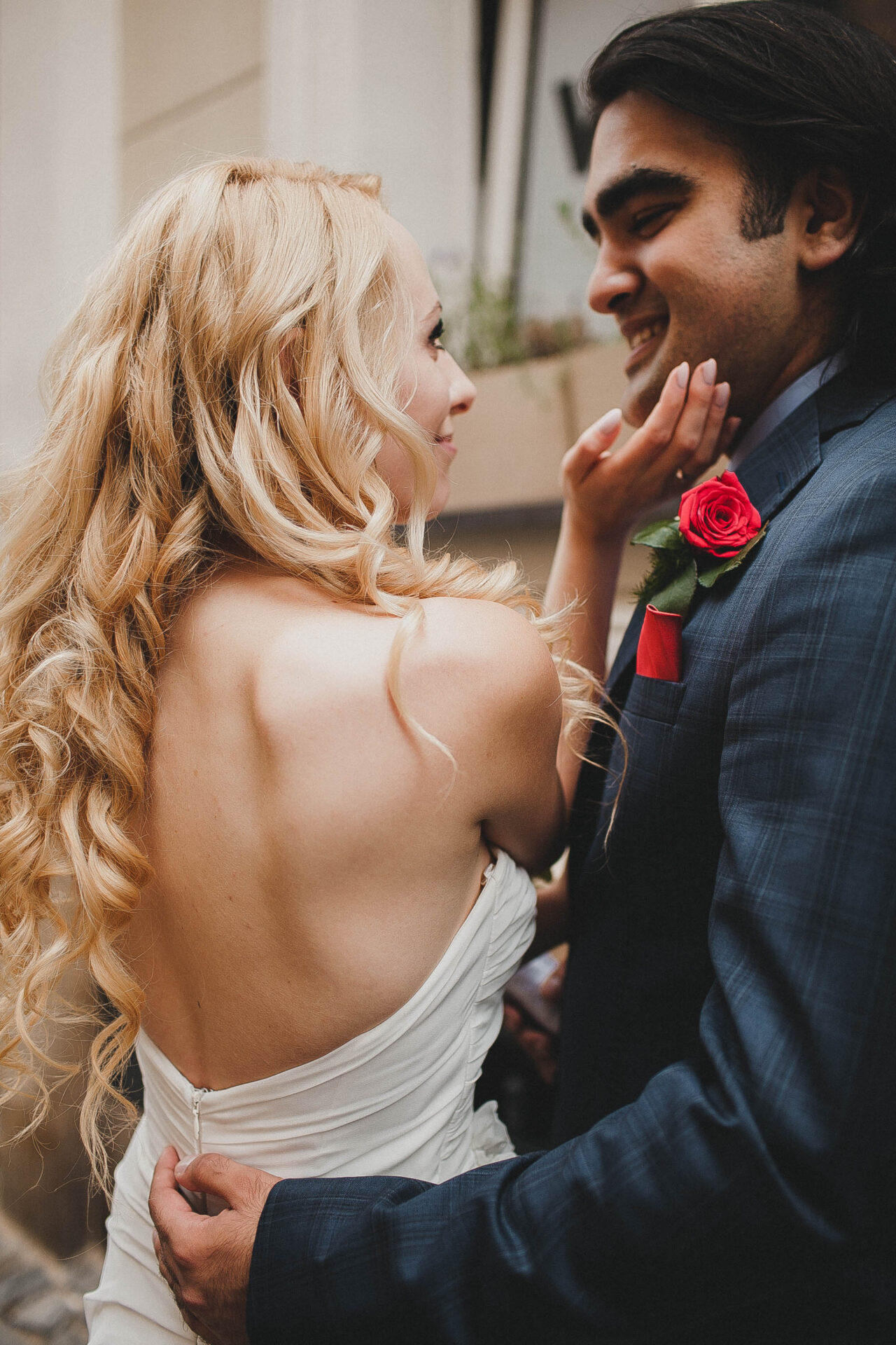 retrato de una pareja enamorada, concéntrate en el cabello largo de la novia